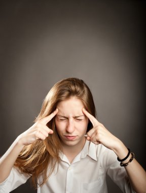 genç kadın konsantre