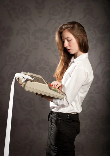 Young woman calculating — Stock Photo, Image