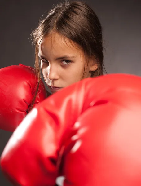 Маленькая девочка боксер — стоковое фото