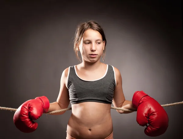 年轻的女孩拳击手 — 图库照片