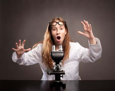 mikroskop ile şaşırmış kadın