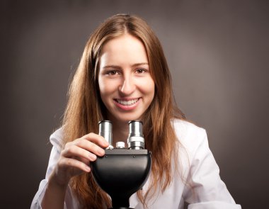 mikroskop ile kadın