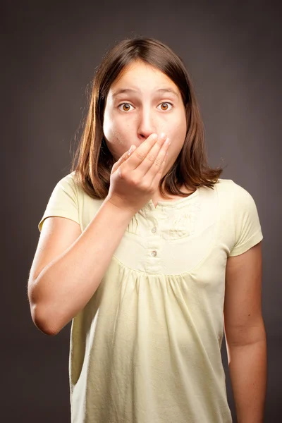 Joven chica cubriendo la boca con su mano —  Fotos de Stock