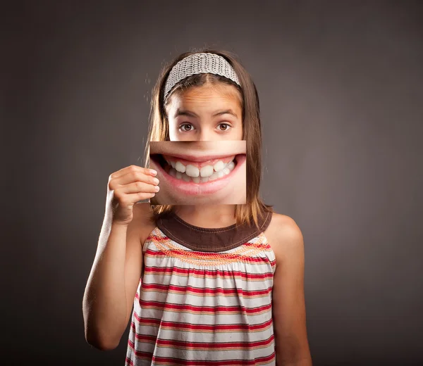 Menina segurando um sorriso — Fotografia de Stock