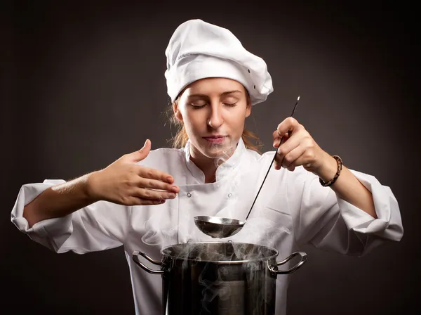 Femme chef cuisinier cuisine — Photo