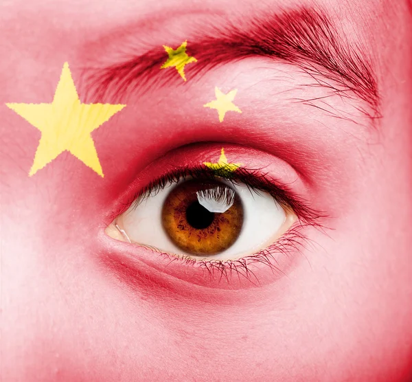 Mädchen mit chinesischer Flagge bemalt — Stockfoto