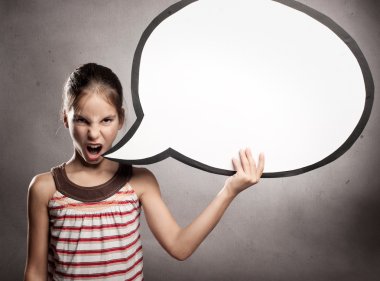 kızgın küçük kız bir konuşma balonu holding