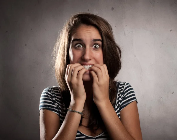 Jonge vrouw bang — Stockfoto