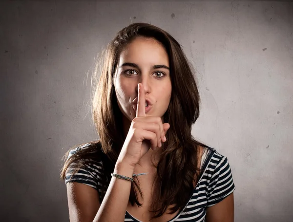 沈黙のジェスチャーを示す若い女性 — ストック写真