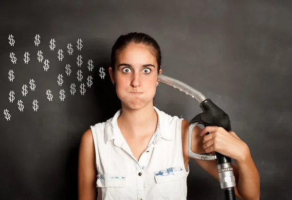 Ung kvinna med ett bränsle pump munstycke — Stockfoto