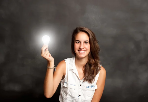 Mujer joven sosteniendo una bombilla — Foto de Stock