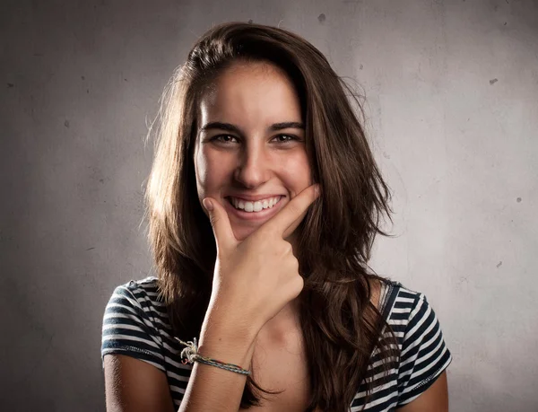Šťastná mladá žena se usmívá — Stock fotografie