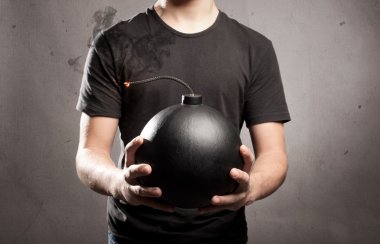 genç adam bir bomba holding