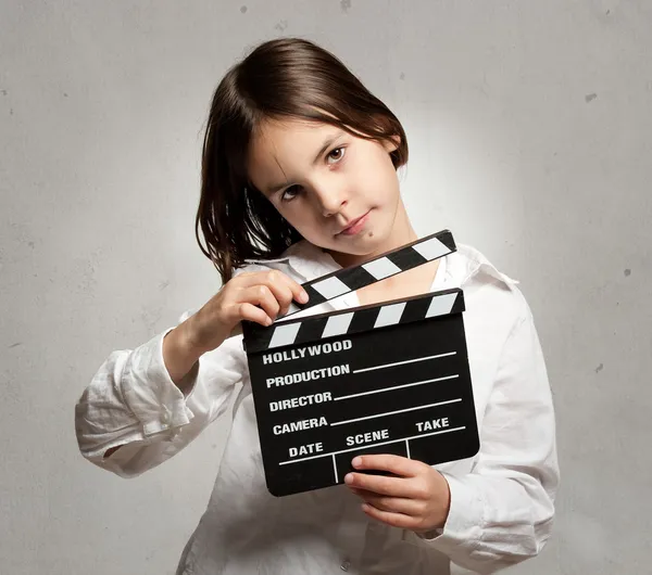 Menina segurando um filme clapper board — Fotografia de Stock