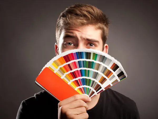 Man håller en pantone — Stockfoto