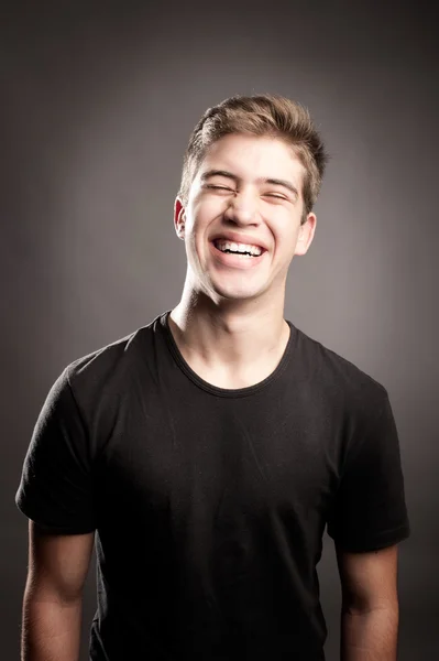 Jovem feliz sorrindo — Fotografia de Stock