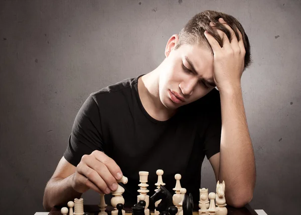 Jeune homme jouant aux échecs — Photo