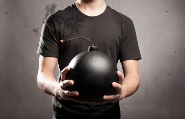 genç adam bir bomba holding
