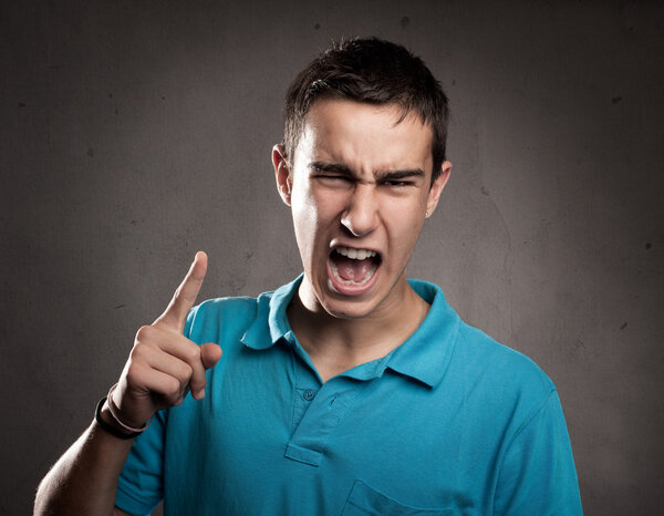 молодой человек поссорился
