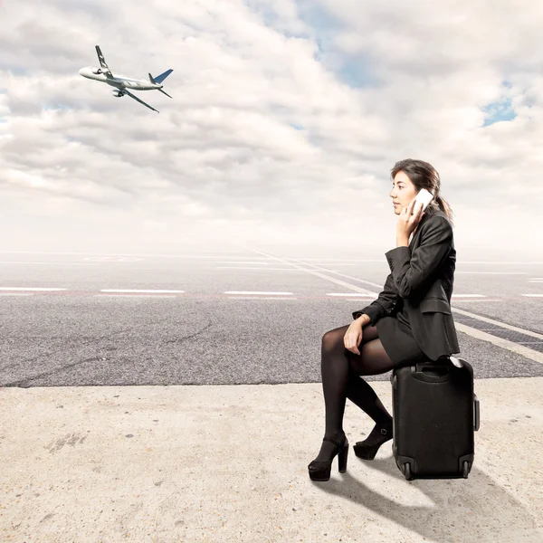 Young business woman at the airport — Stock Photo, Image