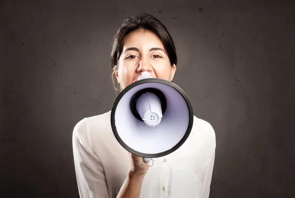 Jeune femme criant avec un mégaphone — Photo