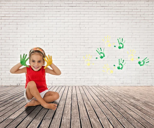 Kleines Mädchen mit bemalten Händen — Stockfoto