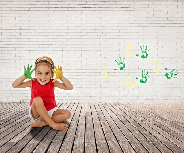 Menina com as mãos pintadas — Fotografia de Stock