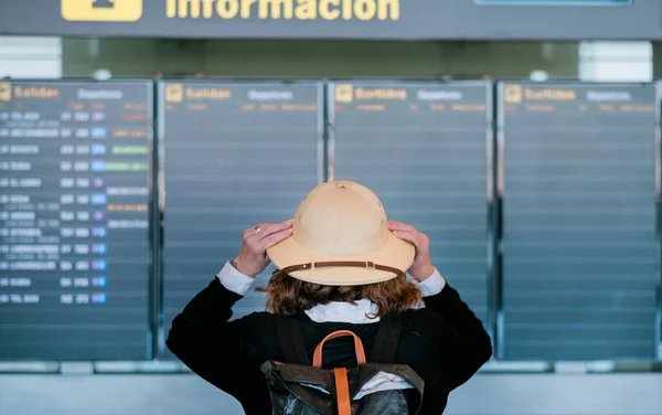 Rear View Tourist Wearing Salacot Looking Flights Departure Screens Airport — Stock Photo, Image