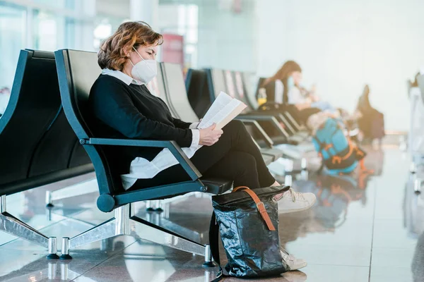 Mature Tourist Woman Wearing Face Mask Reading Book Airport While — Stock Photo, Image