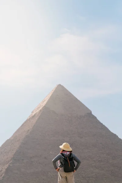 Back View Tourist Woman Wearing Salacot Standing Sand Front Pyramid — Stock Photo, Image