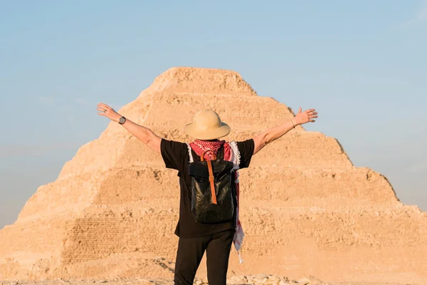 Mısır Saqqara Daki Piramidin Önünde Duran Kadının Arka Görüntüsü Yüksek — Stok fotoğraf