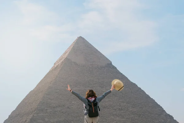 Back View Tourist Woman Wearing Salacot Standing Sand Front Pyramid 免版税图库图片