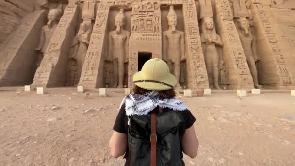 Achteraanzicht Van Vrouw Die Voor Abu Simbel Tempel Aswan Egypte — Stockvideo