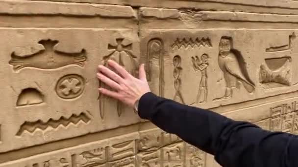 Woman Hand Touching Egyptian Hieroglyph Carved Stone High Quality Footage — Stock video
