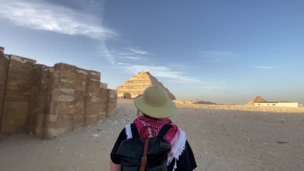 Back View Woman Walking Step Pyramid Sqqqara Egypt Высококачественные Кадры — стоковое видео