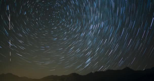 Timelapse Silhouetted Mountains Circumpolar Star Trails Northern Sky High Quality — ストック動画