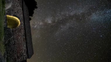 Romanesk Sant Quirc Hermitage 'in zamanaşımı geceleyin Taull köyünde gökyüzü altında. Boi Vadisi. Katalonya. İspanya. - Evet. Yüksek kalite fotoğraf