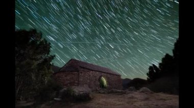 Romanesk Sant Quirc Hermitage 'in zamanaşımı geceleyin Taull köyünde gökyüzü altında. Boi Vadisi. Katalonya. İspanya. Yüksek kalite 4k görüntü