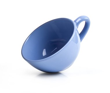 Mavi kupa üzerinde beyaz izole