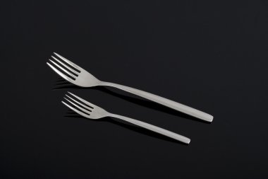 gümüş çatal siyah arka plan ayarla