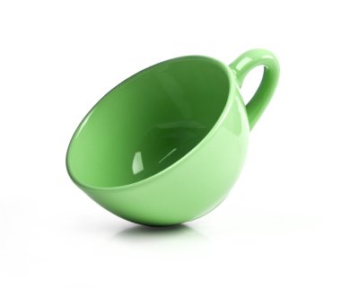 Beyaz arkaplanda yeşil kupa izole edildi