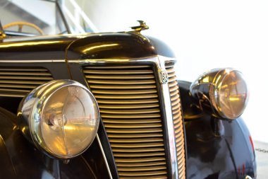 ön kısmında siyah bir ihtiyar.