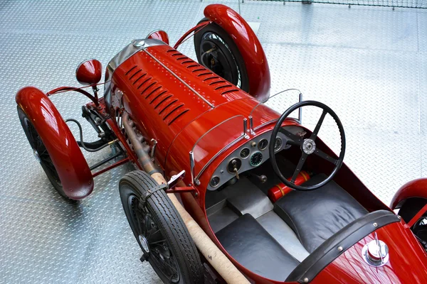 Vecchia auto d'epoca rossa — Foto Stock