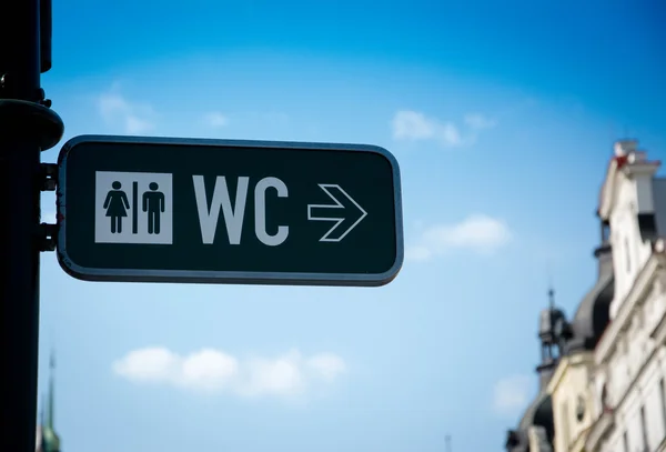 Hombres y mujeres letrero de baño con una flecha — Foto de Stock