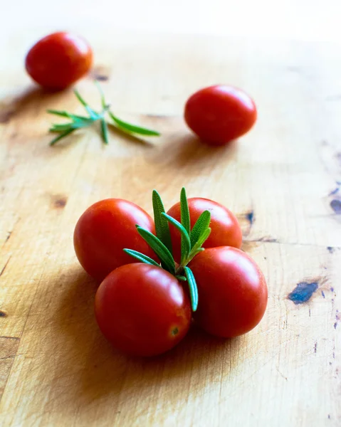 Wiśniowe pomidory na deski do krojenia — Zdjęcie stockowe