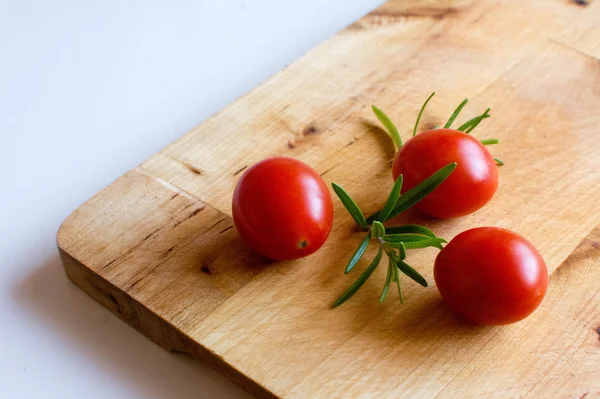 Cherry tomatoes on cutting board — Stock Photo, Image