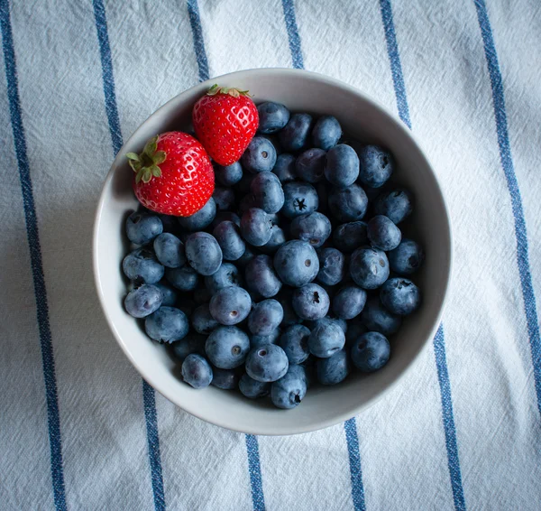 Strawberries and blueberries — Stock Photo, Image