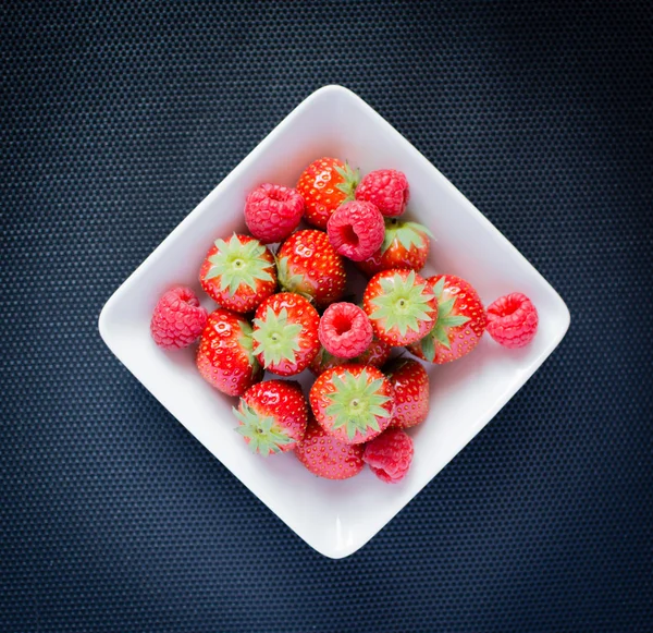 Strawberries, raspberries — Stock Photo, Image