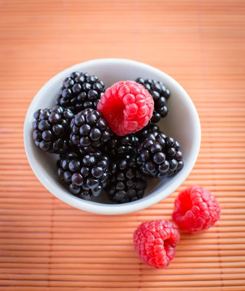 Blackberries, raspberries — Stock Photo, Image