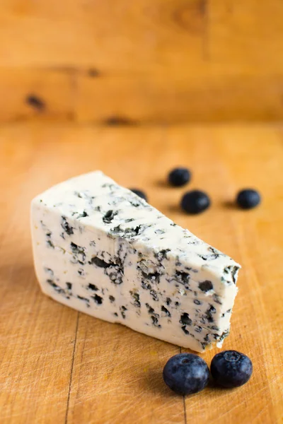 Blue cheese and blueberry — Stock Photo, Image